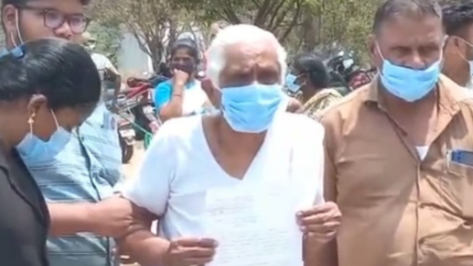 நில அபகரிப்பு முயற்சி : அதிமுக தொழில்அதிபரிடம் இருந்து பாதுகாப்பு கேட்டு மூதாட்டி மனு