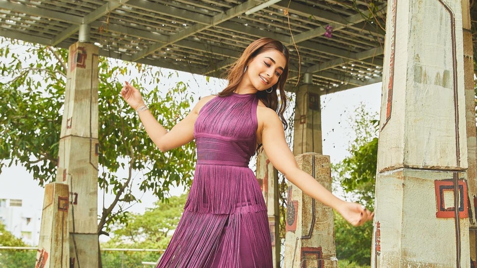 வித்தியாசமான ஸ்லீவ் லெஸ் உடையில் பீஸ்ட் பட நடிகை பூஜா ஹெக்டே..