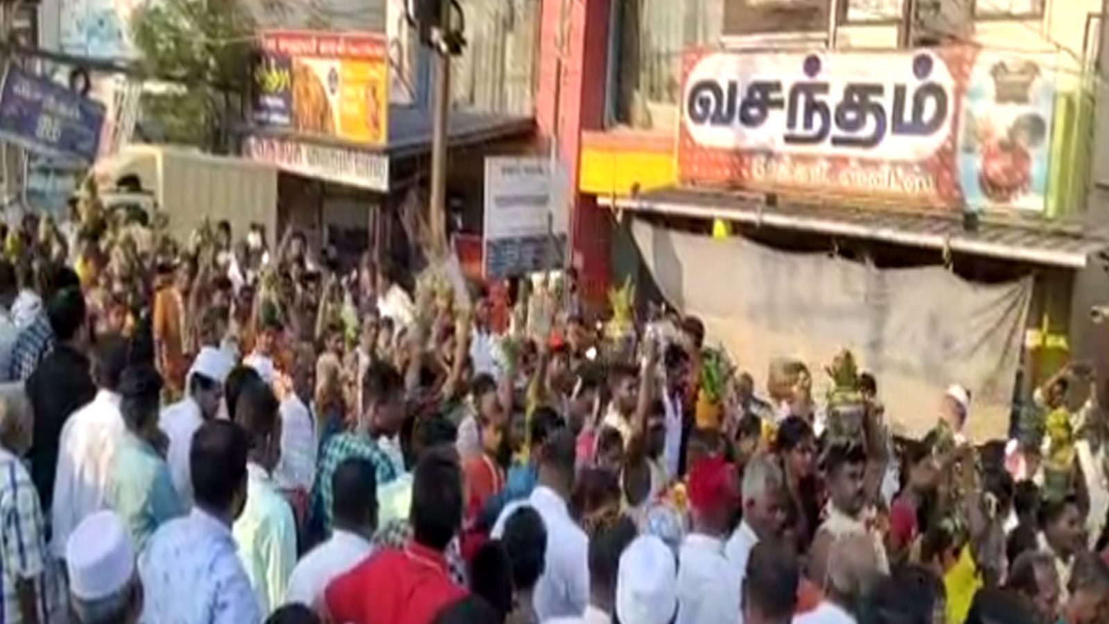 பால் குடத்துடன் சென்ற இந்துக்கள்.. போராட்டத்தை நிறுத்தி வழிவிட்ட இஸ்லாமியர்கள்