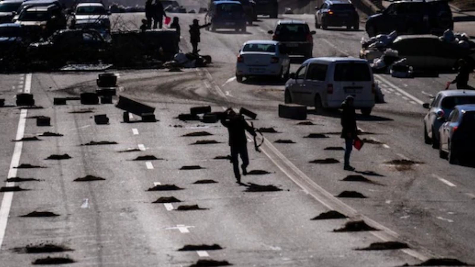 Russia-Ukraine War: உக்ரேனுக்குள் 40 மைல் தொலைவுக்கு அணிவகுத்து செல்லும் ரஷ்ய ராணுவம் - போரை தீவிரப்படுத்த திட்டம்