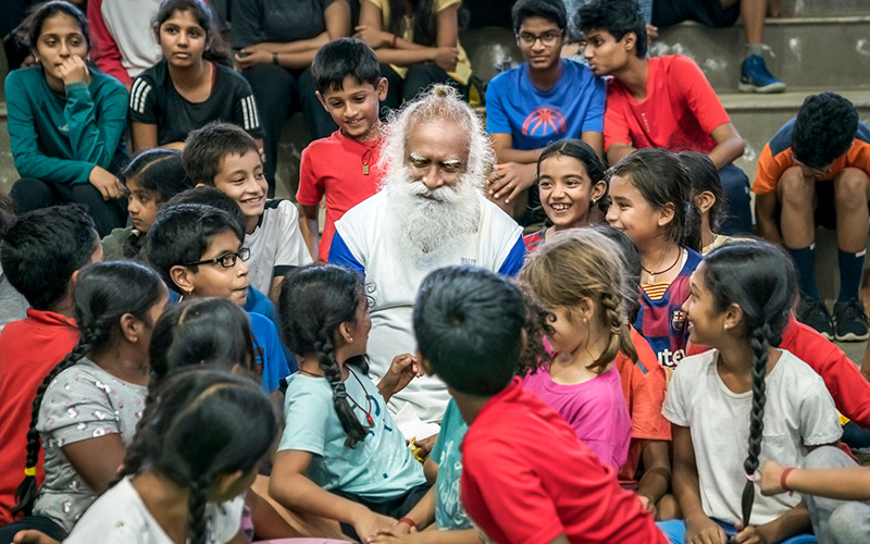 மண் வளத்தை பாதுகாக்கும் சட்டங்களை அரசாங்கள் இயற்ற மக்கள் அனைவரும் ஒன்றிணைந்து சத்தமாக குரல் கொடுக்க வேண்டும். அரசியல் கட்சிகளும் தங்கள் கருத்தியல் மற்றும் சித்தாந்த வேறுபாடுகளை கடந்து மண்ணை காக்க முயற்சிகள் எடுக்க வேண்டும். தங்கள் தேர்தல் அறிக்கைகளில் இந்த முக்கியமான சுற்றுச்சூழல் பிரச்சினைக்கு கவனம் கொடுக்க வேண்டும். இதற்கு மக்களின் பங்களிப்பு மிக மிக அவசியம். இவ்வாறு சத்குரு கூறினார்.