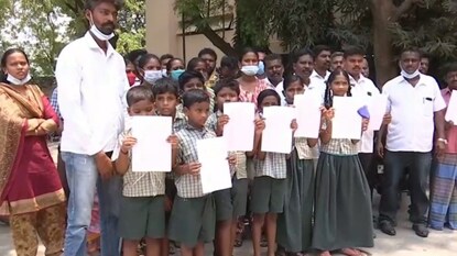 கழிவறையை சுத்தம் செய்த மாணவர்கள்....  பள்ளி நிர்வாகம் மிரட்டுவதாக புகார்