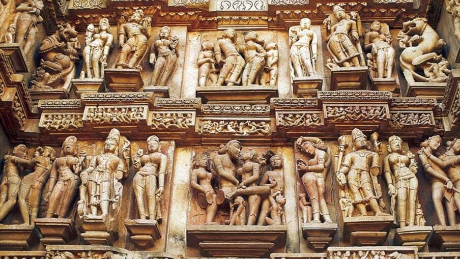 அத்துடன் இரண்டு கட்ட சுவர்களை உடைய சில கோவில்களின் உள் சுவற்றின் வெளிப்புறங்களில் சிறு சிற்றின்ப சிற்பவேலைப்பாடுகள் இருக்கின்றன. இந்தச் சிற்றின்ப சிற்பங்களுக்குப் பல பொருள் விளக்கங்கள் இருக்கின்றன. கடவுளைப் பார்ப்பதற்கு ஒருவர் தன்னுடைய பாலியல் விருப்பங்களைக் கோவிலுக்கு வெளியே விட்டு வரவேண்டும் என உருவப்படுத்திக் காட்டுகிறது. கோவில்களில் உள்ள கடவுள்களைப் போன்றே தெய்வத்தன்மையும், பாலியல் விருப்பங்கள் மற்றும் உடலியல் சார்ந்த இதர குணாதிசயங்களால் பாதிக்கப்படாத ஆத்மாவைப் போன்றே சுத்தமாக இருப்பதாக அவை காட்டுகின்றன.