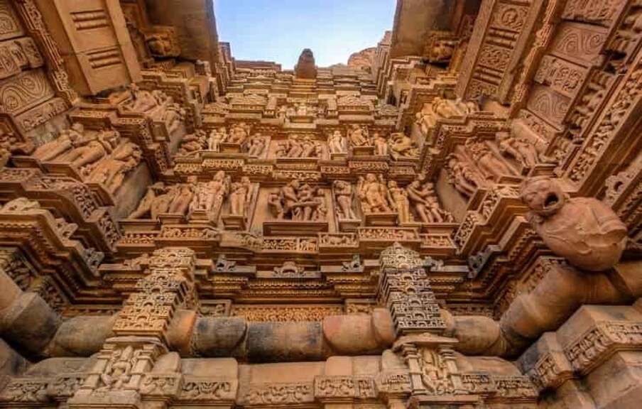  ,[object Object], மத்தியப் பிரதேசத்தில், ஜான்சி நகரின் தென்கிழக்கு பகுதியில் சுமார் 175 கிலோமீட்டர் தொலைவில் இந்தக் கோயில்கள் அமைந்துள்ளன. அதே போன்று மஹோபாவிலிருந்து 56 கிலோமீட்டர் தொலைவில் அமைந்துள்ளது.