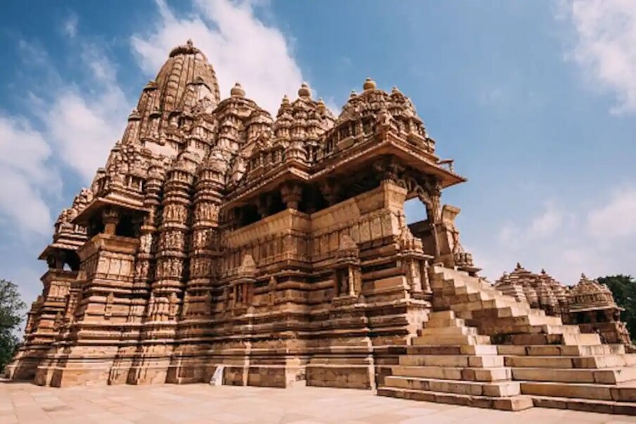  கஜுராஹோ கோயிலின் கட்டமைப்புகள் கென் ஆற்றின் கரையின் மணற்கல்லில் இருந்து செதுக்கப்பட்டுள்ளன. மேலும் இந்த கட்டமைப்பை உருவாக்க அதிக மூலதனமும் உழைப்பும் தேவைப்பட்டிருக்க வேண்டும் என்பதை இதன் பிரம்மாண்ட அமைப்பு நமக்கு உணர்த்துகிறது.