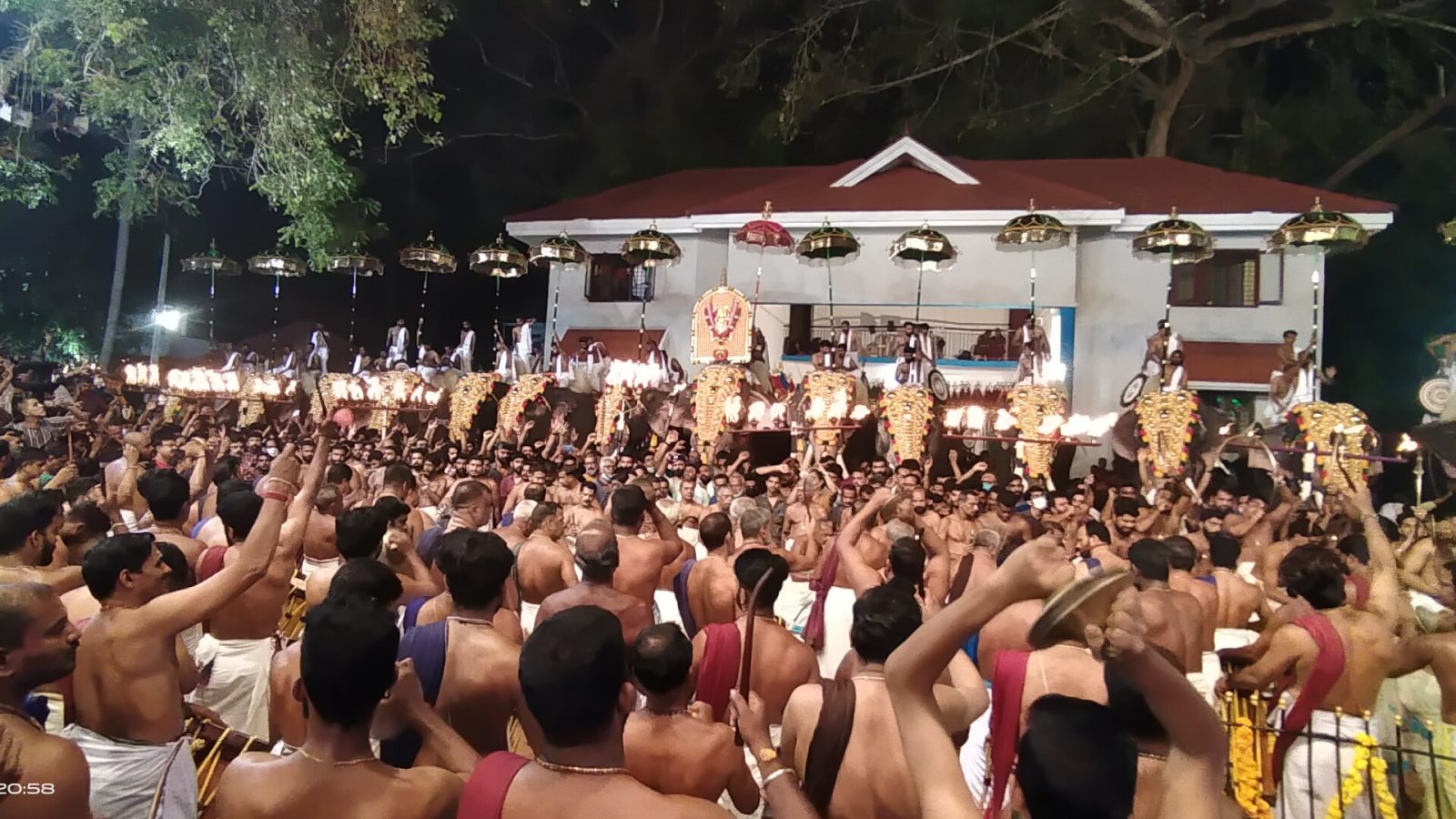  கொரோனா கட்டுப்பாடுகள் தளர்ந்ததால் ஆராட்டுபுழா பூரம் கடந்த ஆண்டைத் தொடர்ந்து இந்த ஆண்டும் நடைபெற்றது. இந்த ஆண்டு 1440-வது பூரம் விழா ஆராட்டுபுழாவில் நடைபெற்றது.