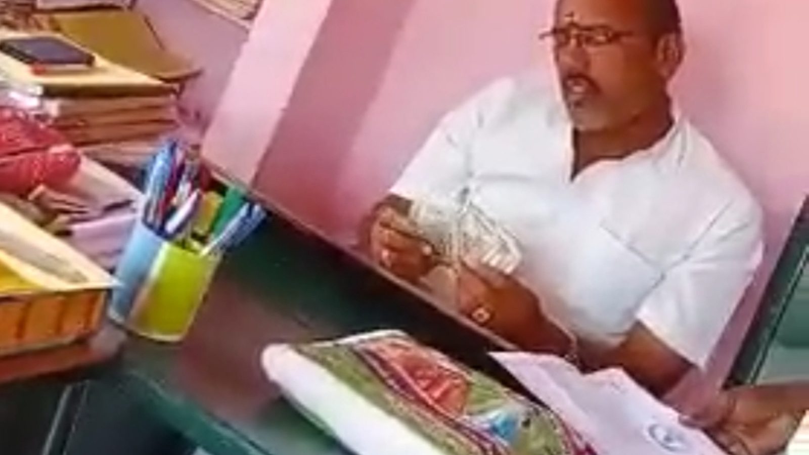 பட்டா மாறுதலா 30ஆயிரம் வரை செலவாகுமே.. கையும் களவுமாக சிக்கிய வி.ஏ.ஓ