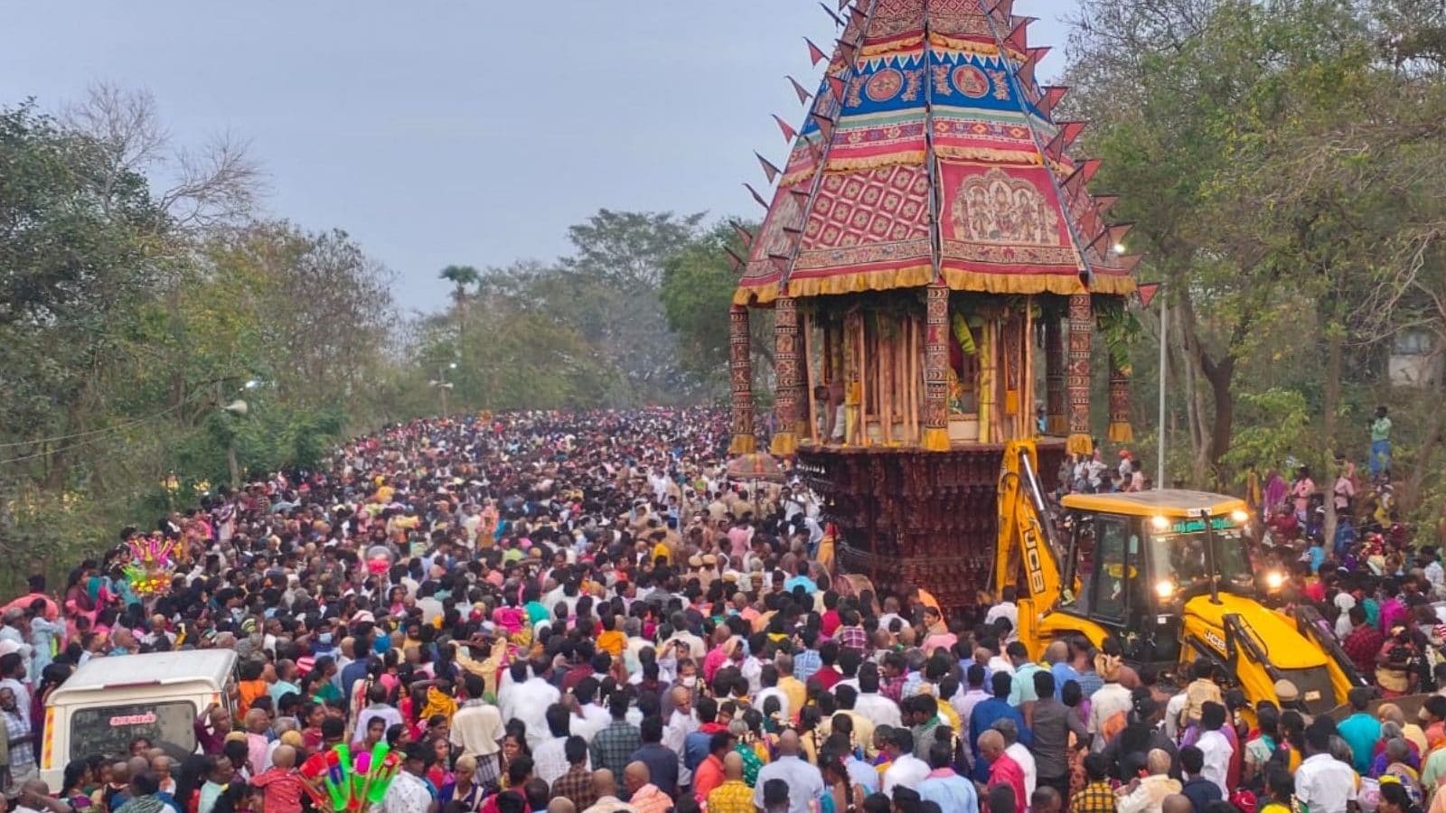 மயிலம் முருகன் கோவிலில் பங்குனி உத்திர தேரோட்டம் இன்று... திரளான பக்தர்கள் பங்கேற்று வடம் பிடித்தனர்