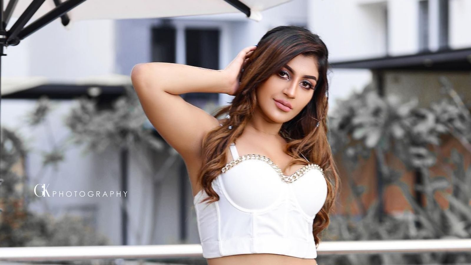 Actress Yashika Anand | வெள்ளை நிற க்ராப் டி-சர்ட்டில் யாஷிகா ஆனந்த்..