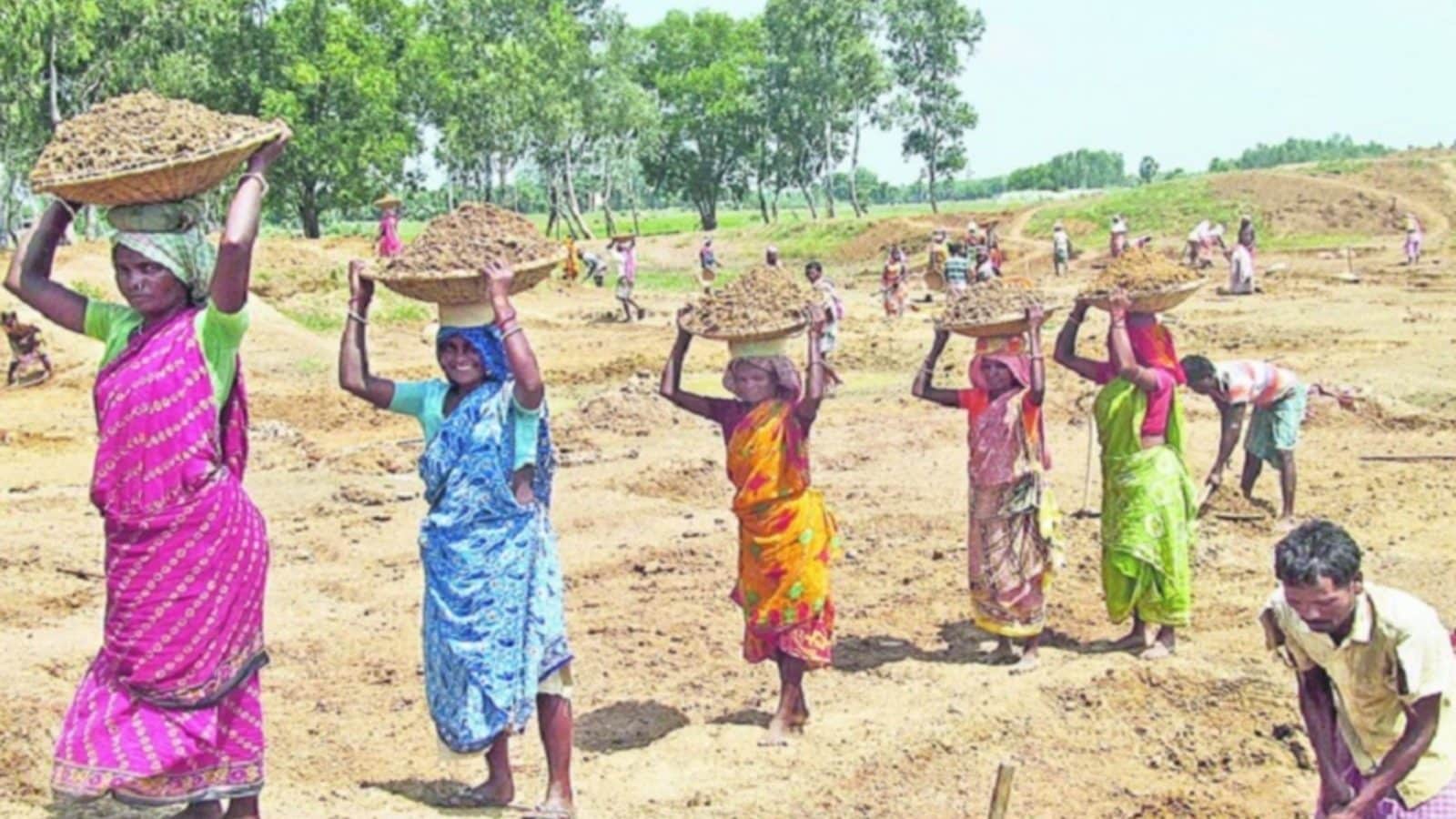 2 ஆண்டுகளில் இல்லாத அளவு சரிந்த வேலைக்கான தேவை.! 100 நாள் வேலை  திட்டத்தை மக்கள் சார்ந்திருப்பது குறைகிறதா.?