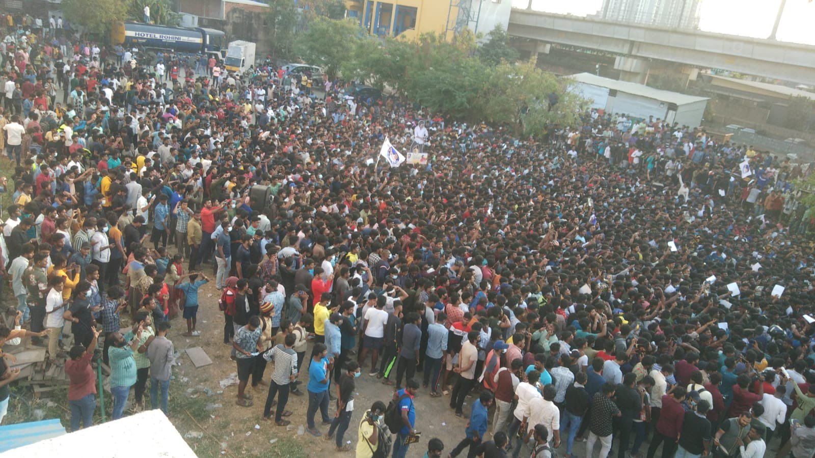 Vijay fans gather at Rohini Theater to watch the Beast trailer, Thalapathy Vijay Beast release date, beast, beast shooting, beast shooting in chennai, beast second schedule, beast pooja hegde, beast song shoot, pooja hegde thalapathy vijay, beast film, beast movie, beast vijay, beast first look, thalapathy vijay, vijay beast, nelson dilip kumar, விஜய், பீஸ்ட், பீஸ்ட் படப்பிடிப்பு, நெல்சன் திலீப்குமார், விஜய் படங்கள், பீஸ்ட் போஸ்டர், பீஸ்ட் திரைப்படம், பீஸ்ட் விஜய், விஜய் பூஜா ஹெக்டே, பீஸ்ட் பாடல் படப்பிடிப்பு, beast release date, beast release, பீஸ்ட் ரிலீஸ், பீஸ்ட் திரைப்படம் வெளியீடு