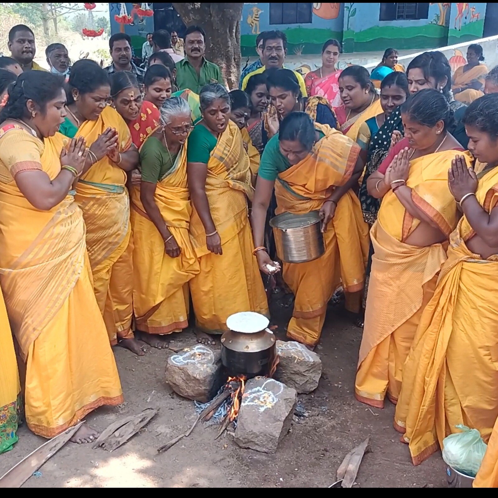 கண்ணகி கோவில் சித்ரா பௌர்ணமி திருவிழா.. பளியன்குடி மலை அடிவாரத்தில் கொடியேற்றம்