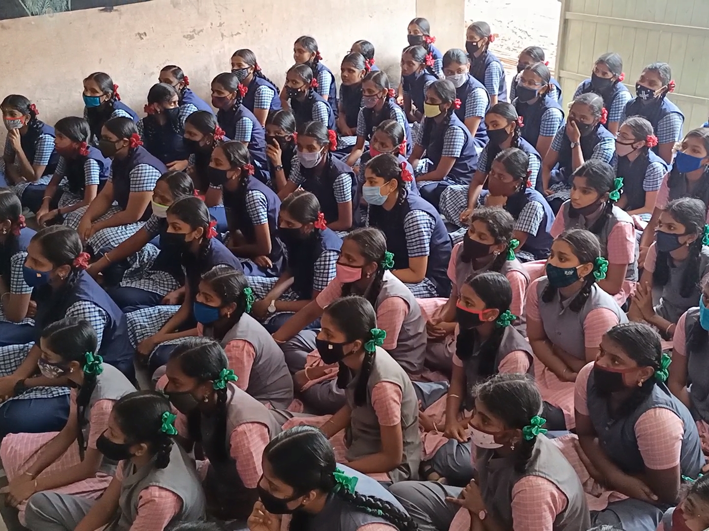  தமிழத்தில் பள்ளிகள் திறக்கப்படும் தேதி பின்னர் அறிவிக்கப்படும் என்று பள்ளிக்கல்வித்துறை தெரிவித்திருந்தது. தற்போது ஜூன் இறுதியில் பள்ளிகள் திறக்கப்படும் தேதி குறித்து பள்ளிக்கல்வி துறை அதிகாரப்பூர்வாமாக அறிவிக்கப்படும் என்று எதிர்பார்க்கப்படுகிறது.
