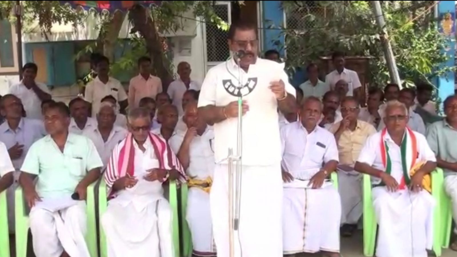 நூல் விலை உயர்வு... பரமக்குடியில் நெசவாளர்கள் உண்ணாவிரதப் போராட்டம்