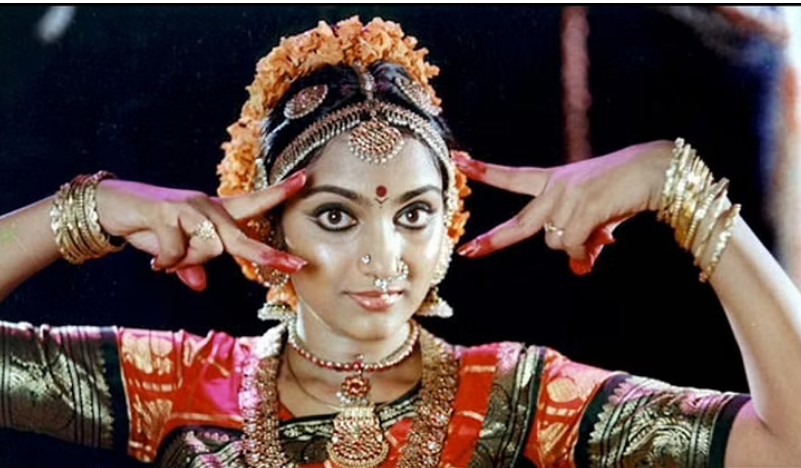  எண்பதுகளின் சினிமா ரசிகர்களால் மறக்க முடியாத நடிகை மாதவி, அகலவிழி அழகி என்றால் அப்போது அது மாதவியைத்தான் குறிக்கும். ஸ்ரீதேவியும், ஜெயப்ரதாவும் இந்திக்குச் சென்ற பின் அம்பிகா, ராதா தமிழ் சினிமாவின் முன்னணி நடிகைகளாக வலம் வந்தனர். அவர்களுக்கு இணையாக தமிழ், தெலுங்கு, கன்னடம், இந்தி உள்ளிட்ட 7 மொழிகளில் 300 க்கும் அதிகமான படங்களில் நடித்தார் மாதவி.