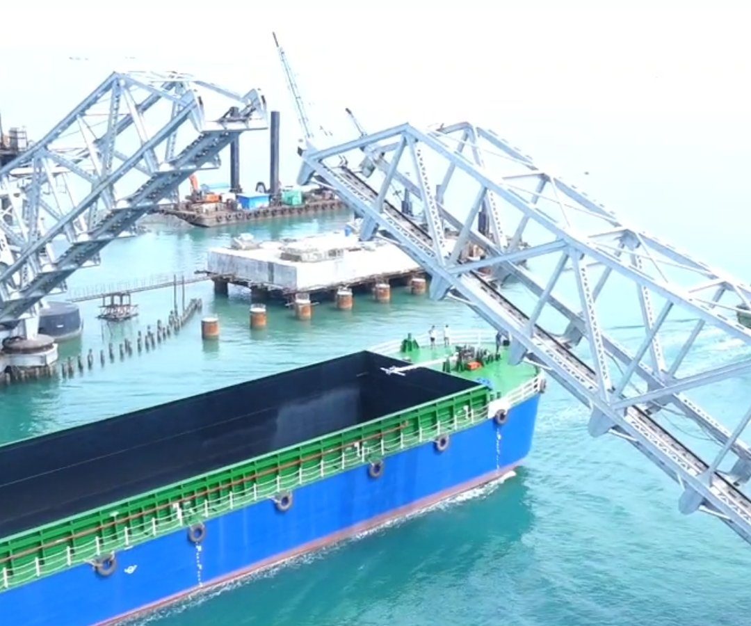 பாம்பன் தூக்கு பாலத்தை கடந்து கொல்கத்தா, கர்நாடக சென்ற சரக்கு கப்பல்களை புகைப்படம் எடுத்த மக்கள்!