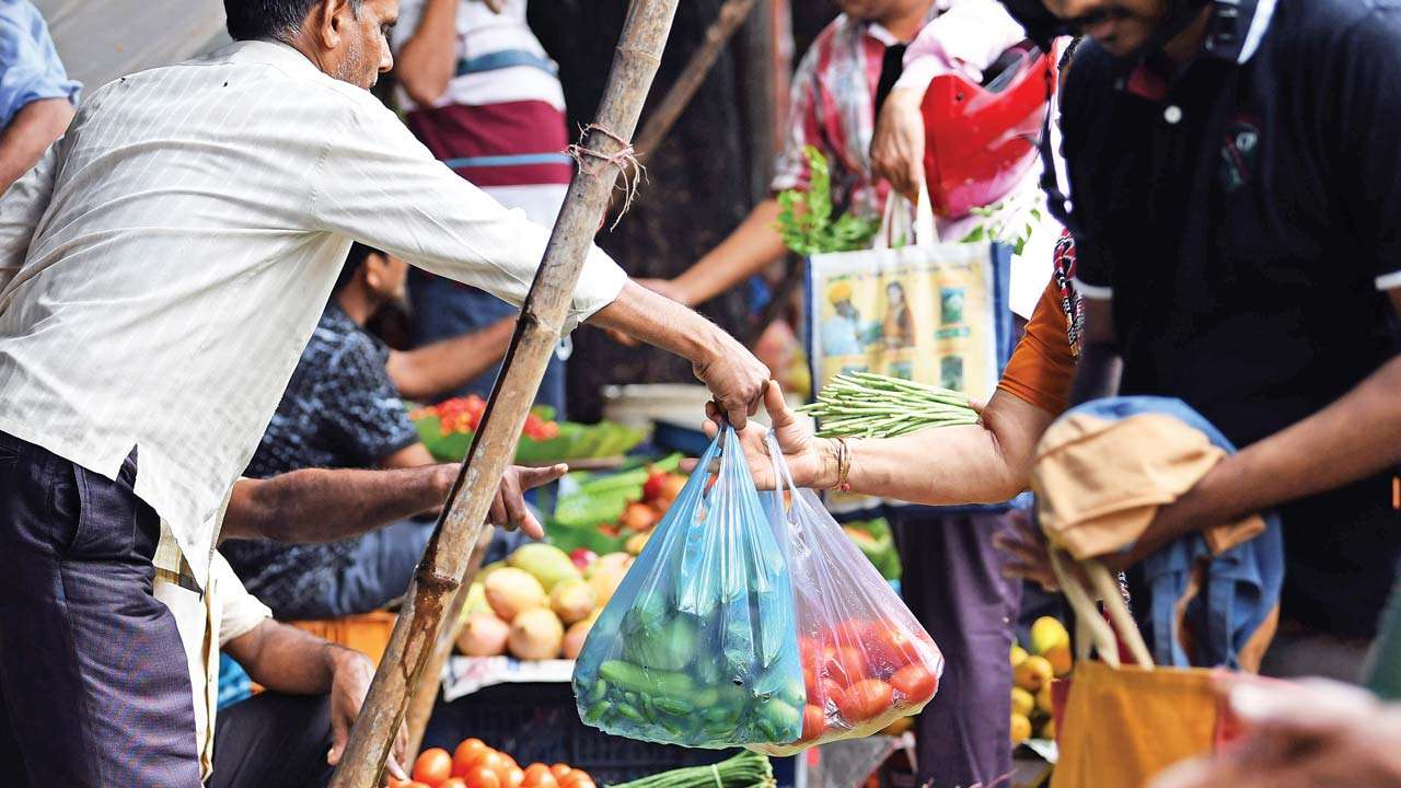  ஆனால் இன்று, சுற்றுச்சூழலுக்கு கேடுவிளைவிக்கும் முதல் பொருள் எது என்றால், 30 ஆண்டுகளுக்கும் முன் மக்கள் கொண்டாடித் தீர்த்த பிளாஸ்டிக்தான். வீட்டுக்கு வெளியே நாம் தூக்கி வீசும் பிளாஸ்டிக் குப்பைகள், நமது உடலுக்குள்ளேயே ஓடத் தொடங்கிவிட்டது என்பது அண்மையில் வெளியான அதிர்ச்சித் தகவல்களில் ஒன்று. காய்கறி, மளிகை, பழம், இறைச்சி, ஜவுளி என எதை வாங்கச் சென்றாலும் நம்மோடு ஒட்டிக் கொண்டு வரும் பொருட்களில் முதன்மையானது பாலிதீன் பைகள்