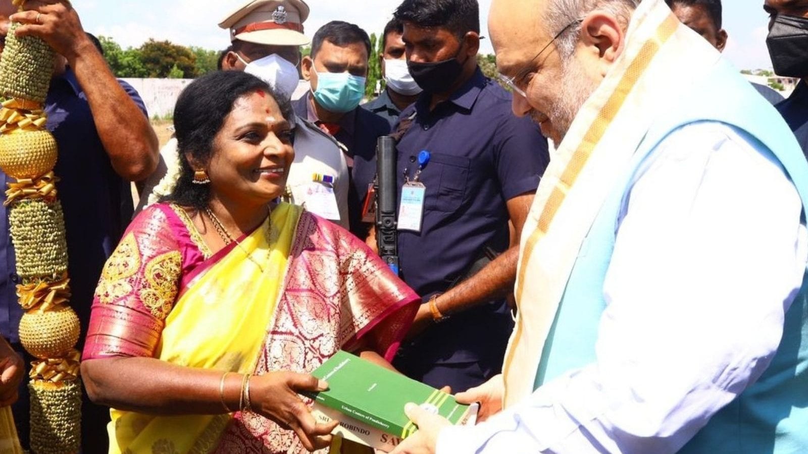 புதுச்சேரிக்கு வருகை தந்த மத்திய அமைச்சர் அமித்ஷா.. வரவேற்ற ஆளுநர் தமிழிசை சவுந்தரராஜன்