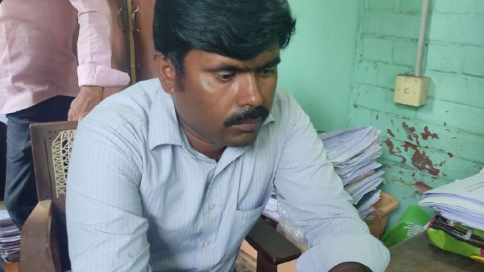 கையும் களவுமாக சிக்கிய நில அளவையர்.. கூட்டுப் பட்டாவை தனி பட்டாவாக மாற்றித் தர லஞ்சம்...