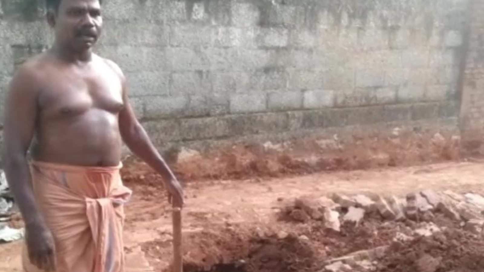 குடிநீருக்கு சிரமப்பட்ட பொதுமக்கள்... மண்வெட்டியுடன் களத்தில் இறங்கிய பாஜக கவுன்சிலர் (வைரலாகும் படங்கள் )