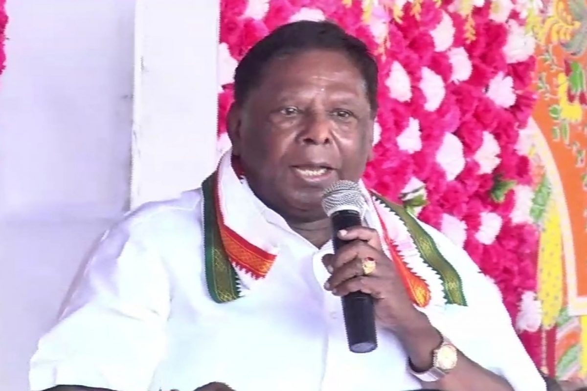 புதுச்சேரியில் செயல்படாத பொம்மை ஆட்சி நடைபெறுவதாகவும் துணைநிலை ஆளுநர் தமிழிசை சௌந்தரராஜன் தான் ஆட்சி செய்கிறார் என்றும் முன்னாள் முதல்வர் நாராயணசாமி விமர்சித்துள்ளார்.