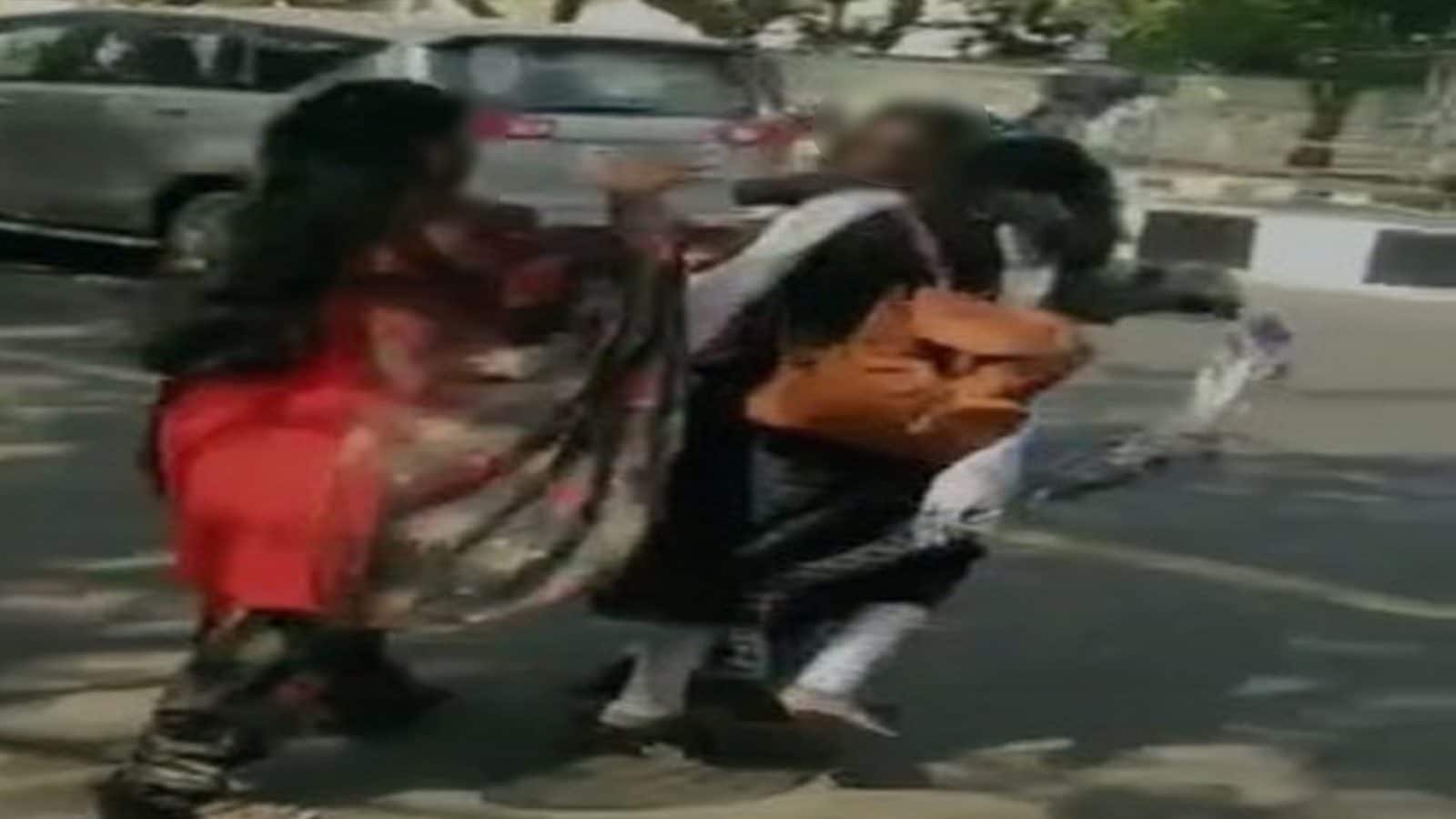 என் லவ்வர் கூட உனக்கு என்ன பேச்சு.. முடியைப் பிடித்து சாலையில் சண்டையிட்ட கல்லூரி மாணவிகள் - வைரலாகும் வீடியோ