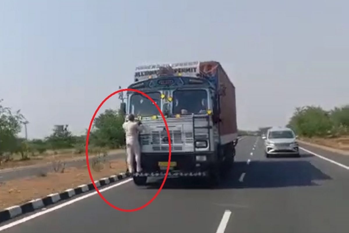 டோல்கேட் ஊழியரை லாரி பம்பரில் 10 கி.மீ வரை தொங்க விட்ட டிரைவர்