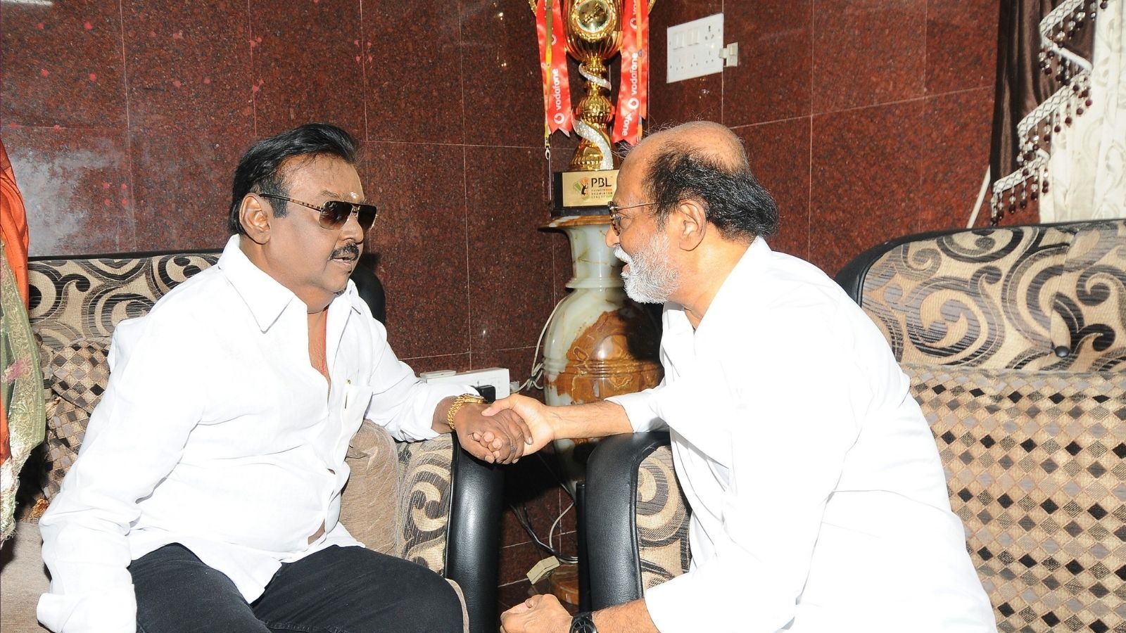 விஜயகாந்த் செயலால் கோபம் தலைக்கேறிய ரஜினி - நடந்தது என்ன?