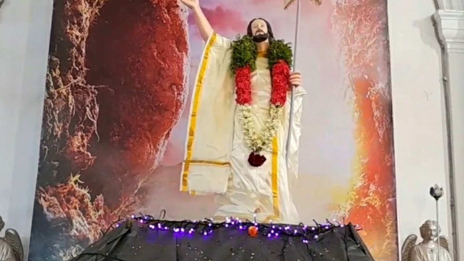 ஈஸ்டர் பெருநாள்: பட்டு வேட்டி அங்கவஸ்திரத்தில் ஏசுநாதர்