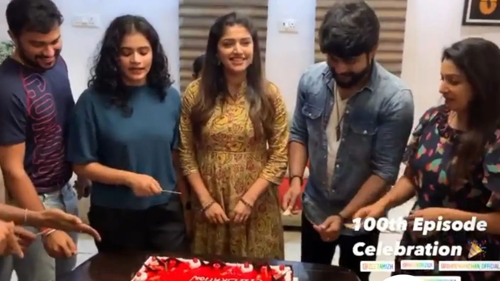 ஜீ தமிழில் 100 எபிசோட்களை கடந்த புத்தம் புது சீரியல்...  கேக் வெட்டி கொண்டாடிய படக்குழு!