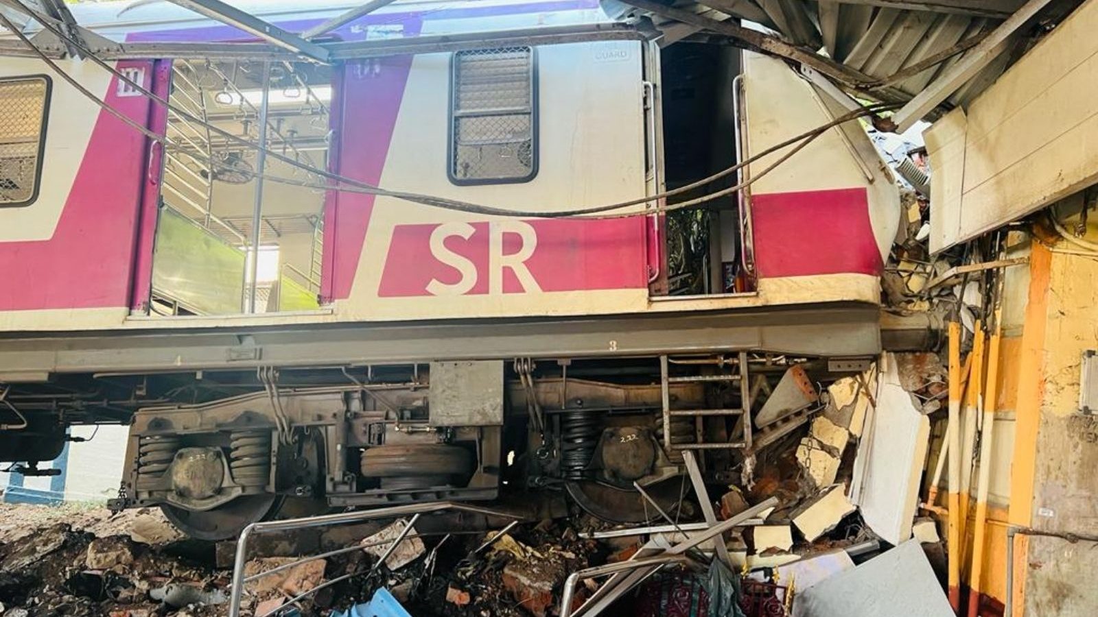 பிரேக் என நினைத்து ஆக்சிலேட்டரை அழுத்திய ஓட்டுனர் - சென்னை பீச் ஸ்டேஷன் ரயில் விபத்து விசாரணையில் திடுக்கிடும் தகவல்