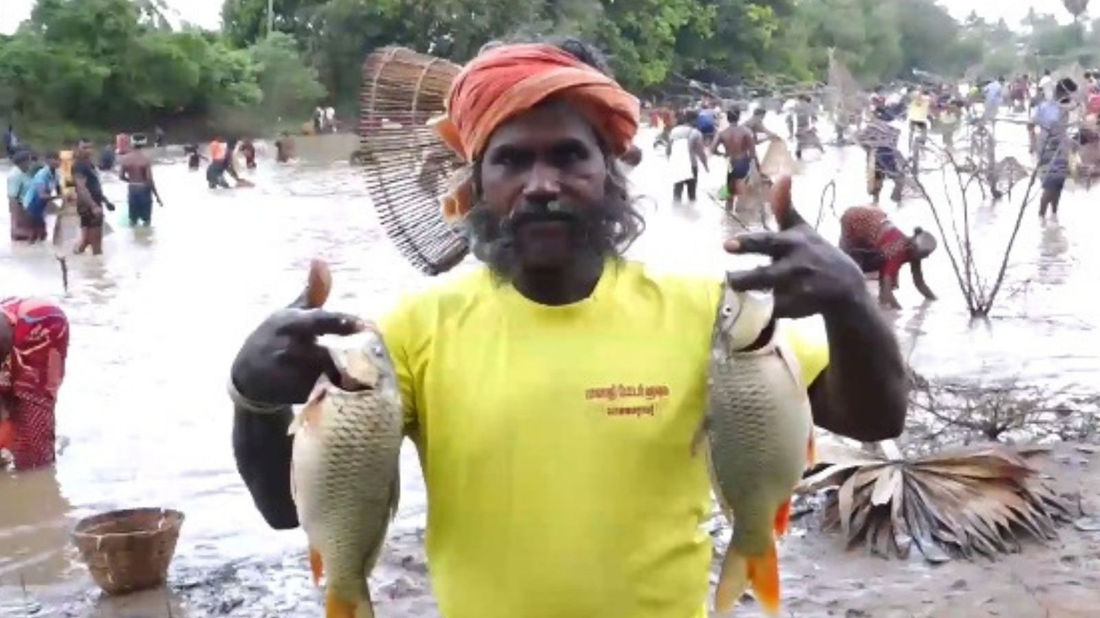 Fishing Festival | காரைக்குடியில் மீன் பிடித் திருவிழா...  ஊத்தா கூடையுடன் படையெடுத்த மக்கள்