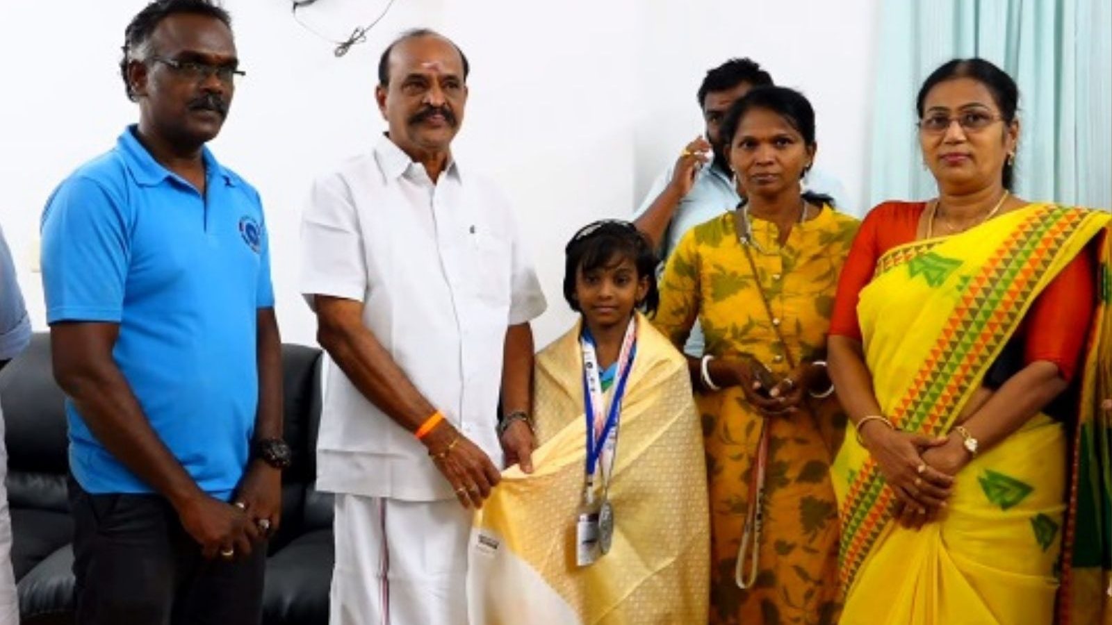 தேசிய வில்வித்தை போட்டியில் பதக்கம் வென்ற மாணவர்களுக்கு கடம்பூர் செ.ராஜூ பாராட்டு