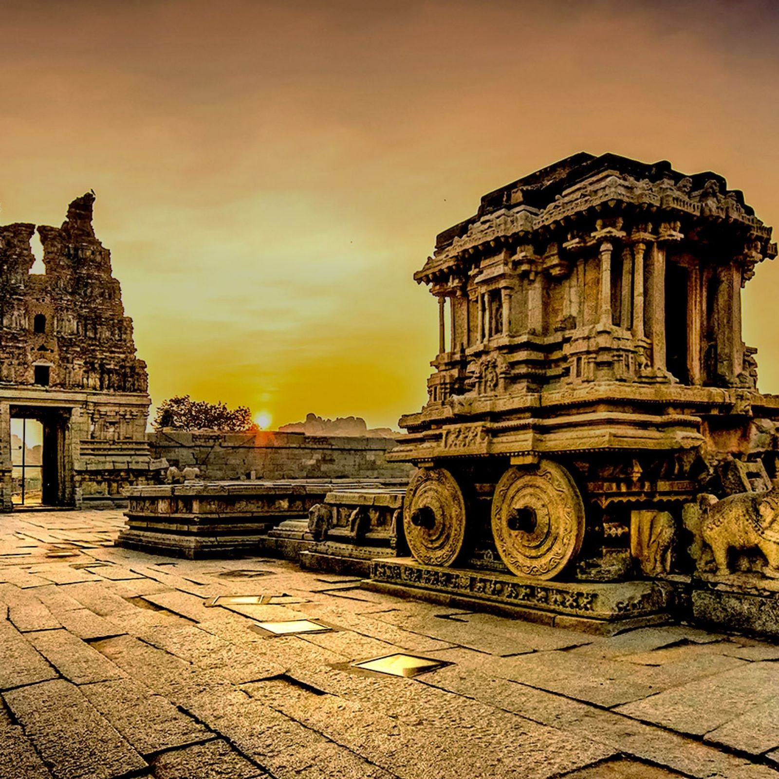  ,[object Object],[object Object],கர்நாடகாவில் உள்ள ஹம்பி ஒரு அழகான யுனெஸ்கோ உலக பாரம்பரிய இடமாக திகழ்கிறது. சிறிய ஊரான ஹம்பியில் இருக்கும் நூற்றுக்கணக்கான வரலாற்று சின்னங்கள் நம் கண்களுக்கு விருந்தாக இருக்கிறது. திராவிட கலை மற்றும் கட்டிடக்கலையை சித்தரிக்கும் வகையில் உள்ளது ஹம்பி. குறிப்பிடத்தக்க பாரம்பரிய நினைவுச்சின்னமாக விருபாக்‌ஷா கோவில் உள்ளது. ராமாயண கதைகளை சொல்லும் சிற்பங்கள், சுவரோவியங்கள் என பல அடங்கி இருகின்றன.