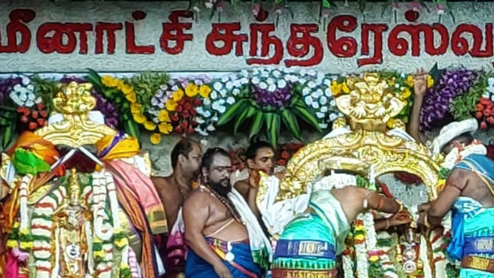 மதுரை மீனாட்சி சுந்தரேசுவரர் திருக்கல்யாணம் கோலாகலம்... ஆயிரக்கணக்கான பக்தர்கள் குவிந்தனர்...