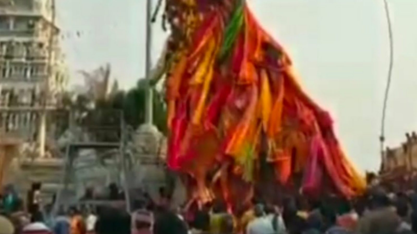 சாய்ந்து சாய்ந்து ஆடி வந்த தூக்குத் தேர் - பக்தர்களுக்கு அருள் பாலித்த தொட்டியம் மதுர காளியம்மன்!