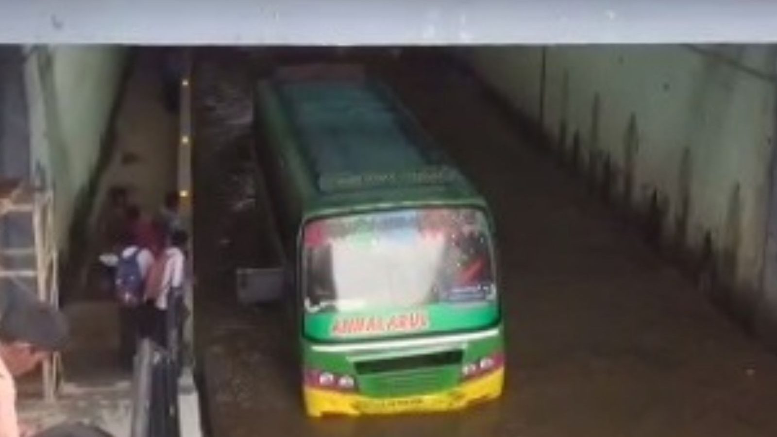 கோடை மழைக்கே தேங்கும் தண்ணீர்... ரயில்வே சுரங்கப்பாதையில் சிக்கிய மினி பேருந்து