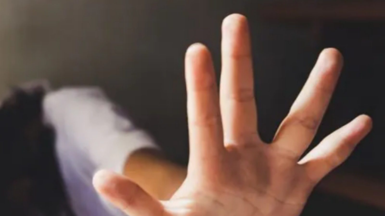 பெண் குழந்தை பிறந்ததால் ரூ.5 லட்சம் வரதட்சணை கேட்டு கொடுமை - கணவன் மீது புகார்