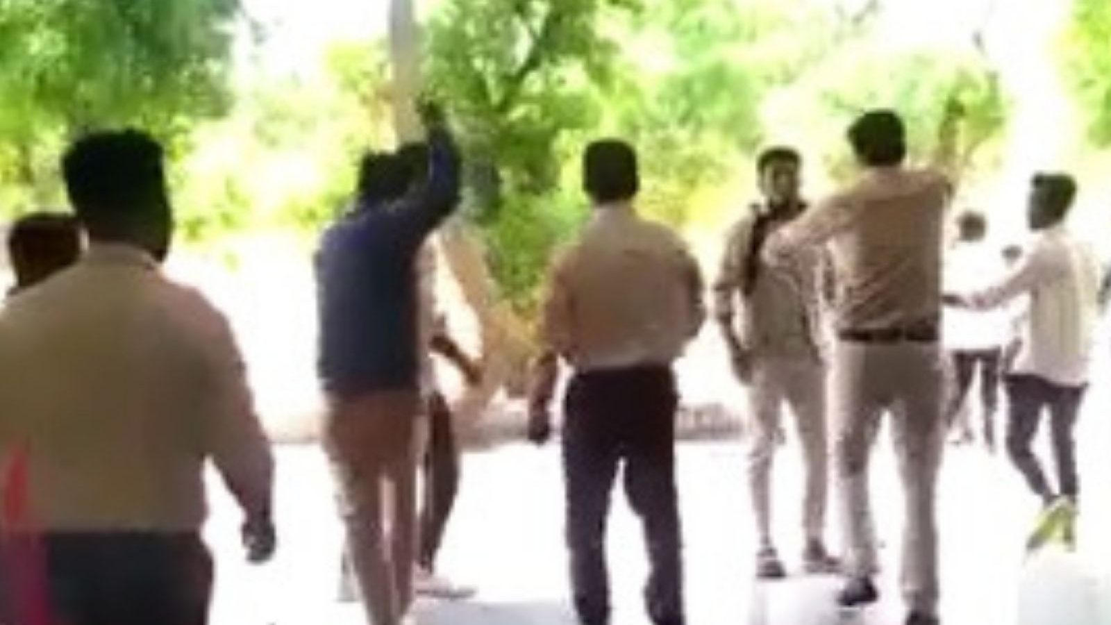 கல்லூரி மாணவர்களுக்கிடையே பழிக்குப் பழி மோதல்.. வீடியோ வைரலானதால் காவல்துறையினர் விசாரணை