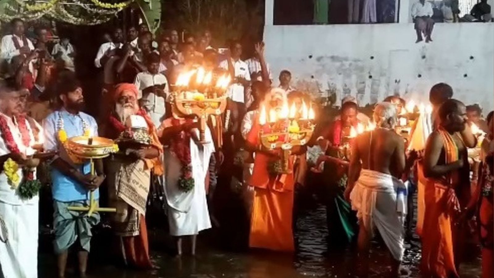 உலக நன்மைவேண்டி நடைபெற்ற ஆற்றுத் திருமுழுக்கு ஆரத்தி விழா..  நூற்றுக்கணக்கான பக்தர்கள் பங்கேற்பு