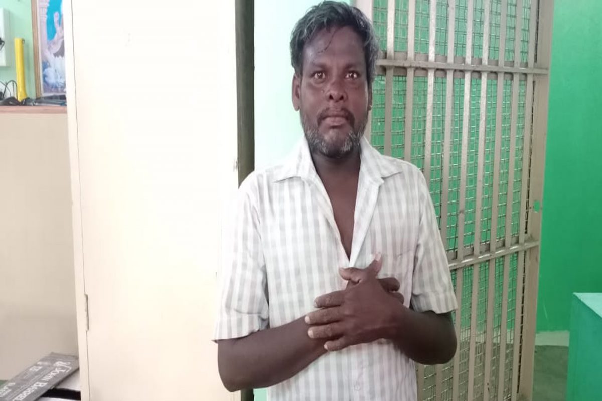 வீட்டில் மதுஅருந்துவதை கண்டித்த தந்தை.. கத்தியுடன் வந்த மகன்