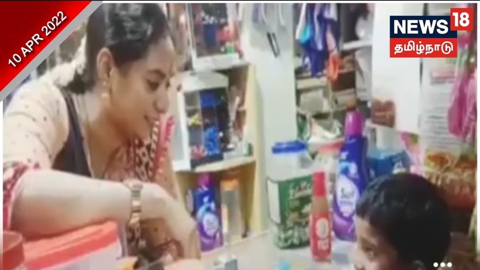 சிறுவனிடம் விளையாடும் புதுவை அமைச்சர் சந்திர பிரியங்கா... வைரல் வீடியோ