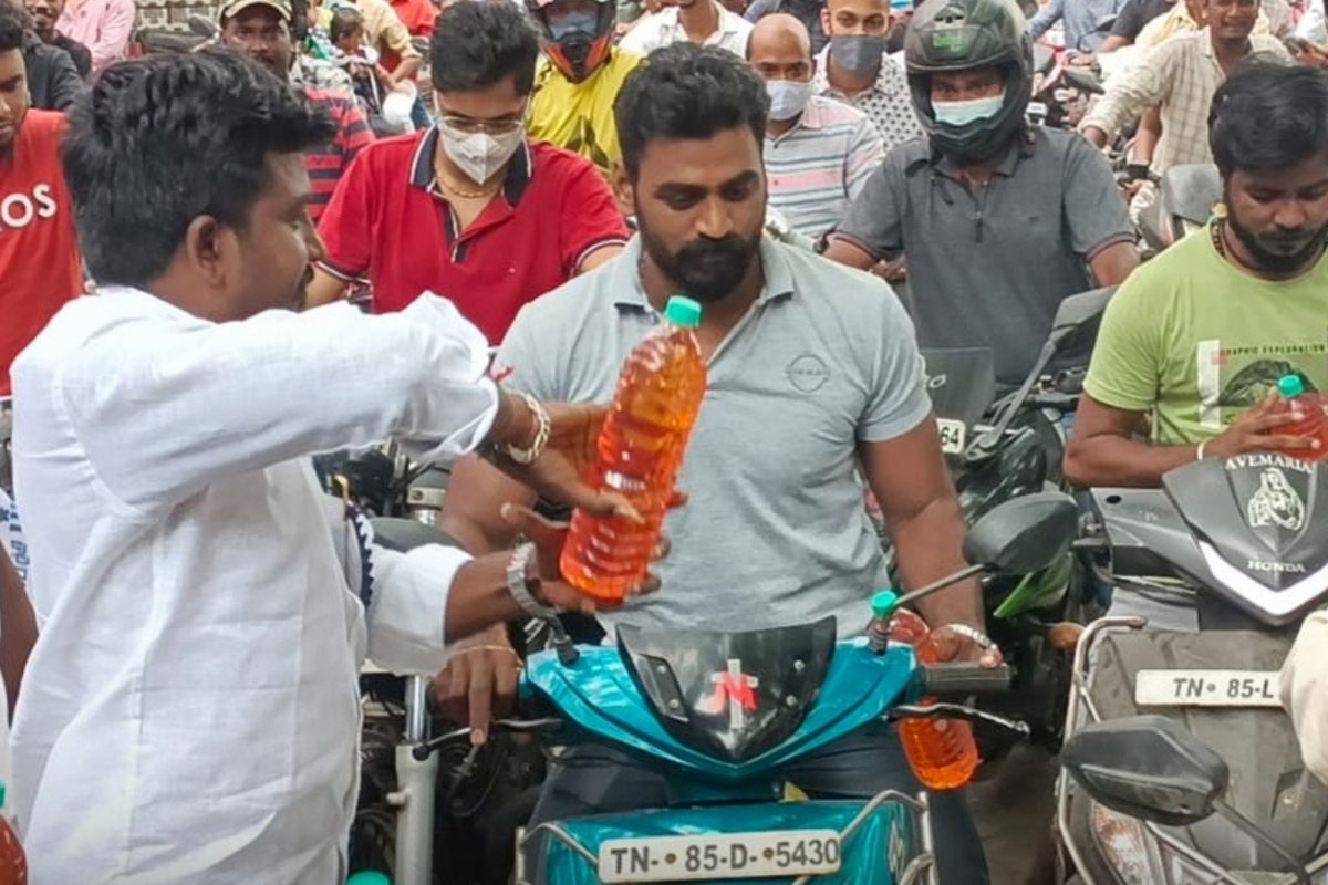 பீஸ்ட் படம் பார்த்து வெளியே வந்தவர்களுக்கு பெட்ரோலை வழங்கும் விஜய் மக்கள் இயக்கத்தினர். 