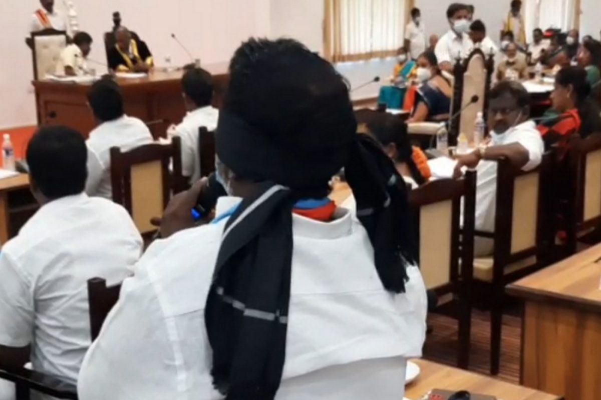 கண்களில் கருப்பு துணி கட்டி மாமன்ற கூட்டத்திற்கு வந்த விசிக உறுப்பினர்