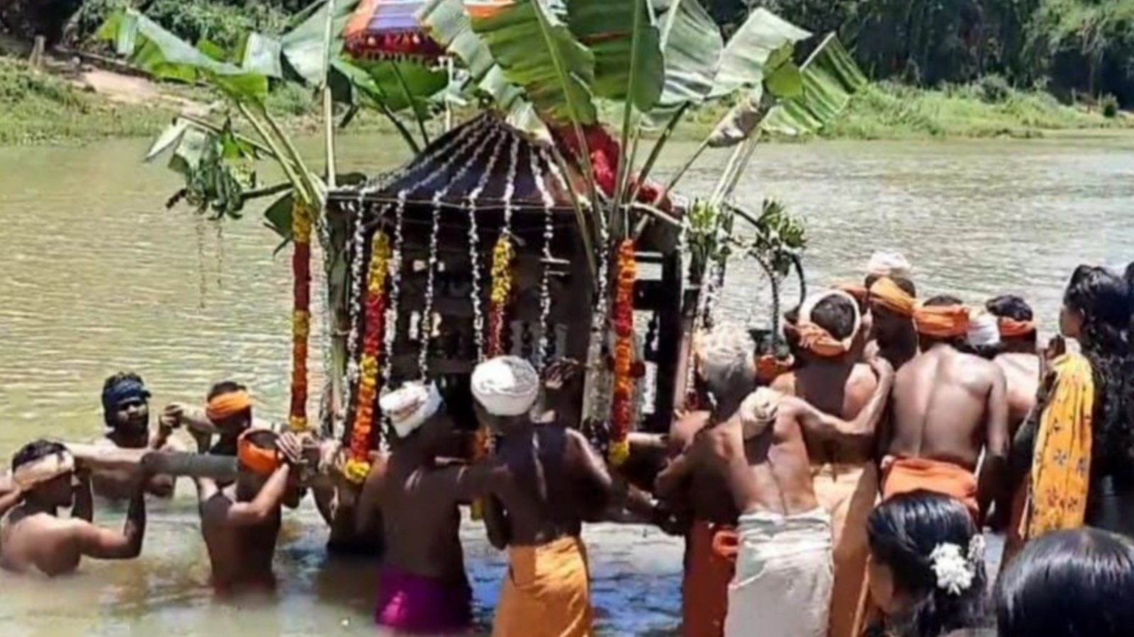 ஸ்ரீமன் நாராயண பதி 155வது ஆண்டு திருவிழா.... தாமிரபரணியில் ஆறாட்டு!