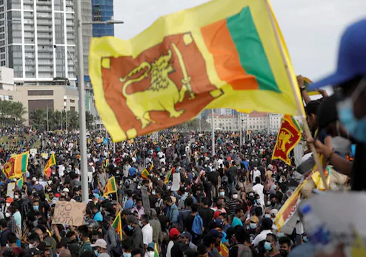 Sri lanka economic Crisis : இலங்கையில் உச்சகட்ட பதற்றம்.. போராட்டகாரர்கள் மீது காவல்துறை நடத்திய துப்பாக்கிச்சூட்டில் மூவர் பலி