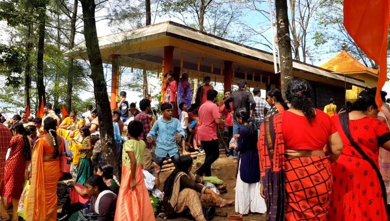  இந்த கோவில் வருடா வருடம் சித்திரா பெளர்ணமி அன்று லட்சகணக்கான பெண்கள் சுமார் 3 - கிலோ மீட்டர் மலையேறி பொங்கல் வைப்பது வழக்கம்.
