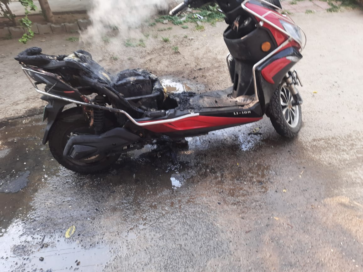  ஒசூர் அருகே எலக்ட்ரிக் இருசக்கர வாகனம் திடீரென தீப்பற்றி எரிந்ததால் பரபரப்பு ஏற்பட்டுள்ளது.  மாவட்டம் ஒசூர் அடுத்த பேகேப்பள்ளி தனியார் லே அவுட் பகுதியில் வசித்து வருபவர் சதீஸ்குமார், இவர் பெங்களூர் தனியார் நிறுவன மேற்பார்வையாளராக பணியாற்றி வருகிறார்.
