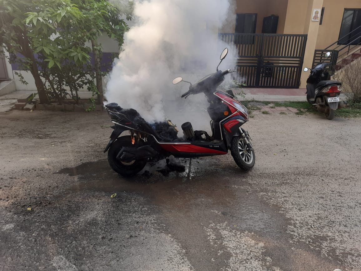  இந்தநிலையில் இன்று வழக்கம் போல தந்தை மற்றும் மகன் குடியிருப்பு பகுதியிலேயே வாகனத்தில் சென்றபோது, இருவரும் அமர்ந்திருக்கும் சீட் பகுதியில் புகை கிளம்பி திடீரென தீப்பற்றி எரிந்துள்ளது. உடனே சுதாரித்துக் கொண்ட இருவரும் வாகனத்தை விட்டு இறங்கியுள்ளனர். இறுதியில் தந்தை மகன் இருவரும் காயங்களின்றி தப்பிய நிலையில் அக்கம்பக்கத்தினர் வாகனத்தில் பற்றிய தீயை நீர் ஊற்றி அணைத்துள்ள சம்பவம் பரபரப்பை ஏற்படுத்தி உள்ளது.