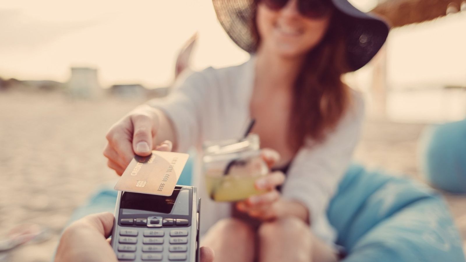 கோடைகால சுற்றுலாவிற்காக வெளிநாடு செல்கிறீர்களா? இந்த கிரெடிட் கார்டுகளை பயன்படுத்துங்கள்..